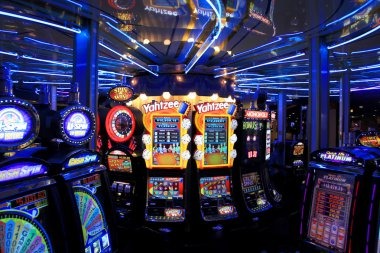 apxgp Lightning Roulette live studio with wheel, multiplier display, and betting interface
